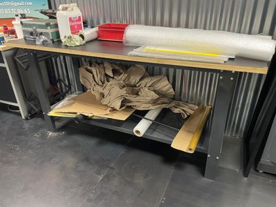 une table sur laquelle est posé un rouleau de papier