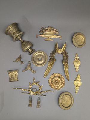 beaucoup d'objets en or sur la table
