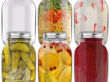 quatre bocaux contenant des cornichons, des concombres et d'autres légumes