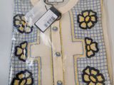 une chemise blanche ornée de fleurs bleues et jaunes