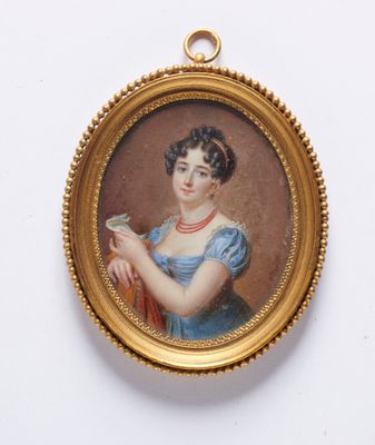 portrait d'une femme en robe bleue tenant un oiseau dans la main