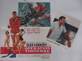 deux affiches de cinéma représentant des hommes et des femmes en bikini sur fond blanc