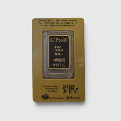 un lingot d'or dans un emballage, sur fond blanc