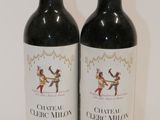 deux bouteilles de vin posées sur une table l'une à côté de l'autre
