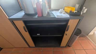 une petite armoire sur laquelle est posée une cafetière