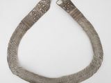 une image représentant un collier en argent sur fond blanc