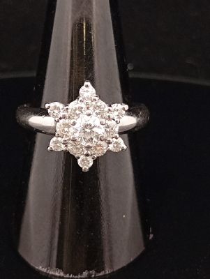 un gros plan d'une bague en diamant posée sur un cône