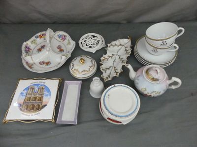 beaucoup de vaisselle et d'objets en porcelaine posés sur une table