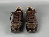 une paire de chaussures Louis Vuitton avec des lacets marron