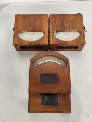deux horloges en bois à l'ancienne posées sur une table blanche