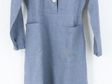 une photo d'une robe bleue sur un cintre