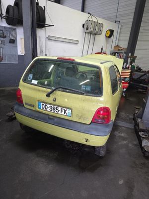 une voiture jaune garée dans un garage