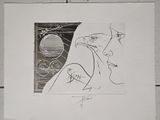un dessin en noir et blanc représentant une femme avec un oiseau sur la tête