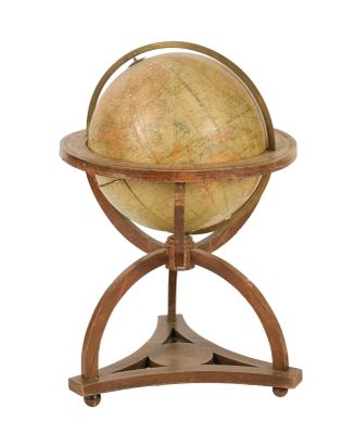 un vieux globe terrestre posé sur un socle en bois, sur fond blanc