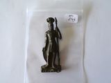 une petite figurine en bronze représentant une femme en robe