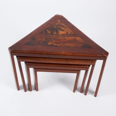 trois tables gigognes en bois avec un plateau peint sur fond blanc