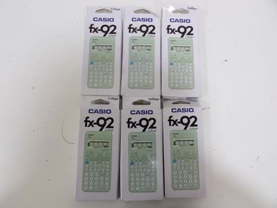 trois boîtes de calculatrices posées sur une table blanche