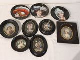 neuf assiettes ornées d'images de femmes, posées sur une table
