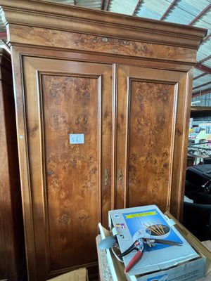 une armoire en bois sur laquelle est posé un livre