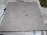 un morceau de béton posé sur une table