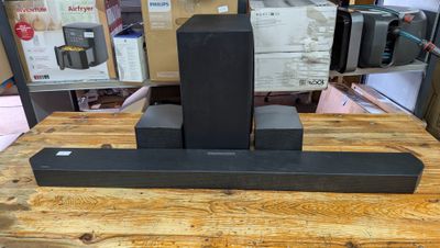une table en bois sur laquelle sont posés des haut-parleurs et des boîtes