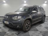 une photo d'une dacia grise garée sur un sol en damier