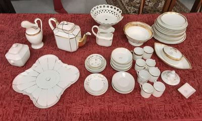 Ensemble de pièces en porcelaine à rehaut doré modèles diver…