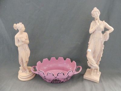 trois statues et un bol posés sur une table