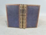 une paire de livres anciens aux bordures dorées et aux couvertures bleues