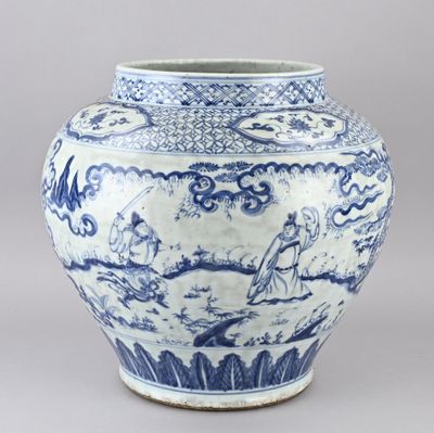 un grand vase bleu et blanc orné d'une peinture