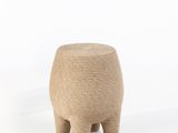 une image représentant un petit tabouret fabriqué à partir d'un morceau de jute