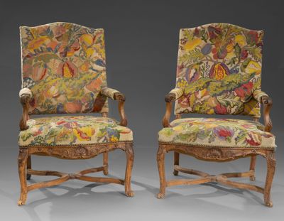 paire de fauteuils de style Louis XV avec assises recouvertes de tapisserie