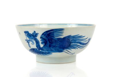 un bol bleu et blanc orné d'un dragon
