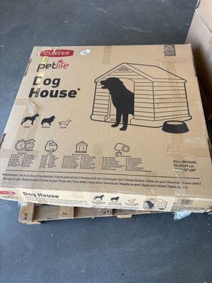 une boîte en carton sur laquelle est représentée une niche pour chien, posée sur une palette