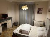 un lit dans une chambre avec une cheminée dans un coin