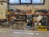 un établi sur lequel sont posés des outils, dans une pièce