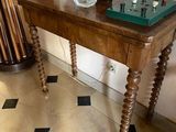 une table en bois sur laquelle est posée une lampe