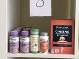 un garde-manger avec beaucoup de nourriture sur les étagères