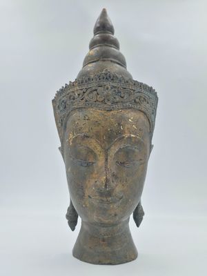 THAILANDE. Tête de Bouddha type Ayutthaya en bronze patiné e…