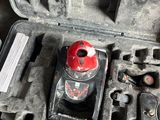 une mallette contenant des outils posée sur le sol