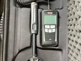 un étui noir contenant un téléphone et un cordon spiralé