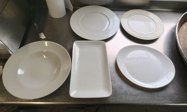 Lot d’assiettes en porcelaine et couverts pour une capacitée de 2...