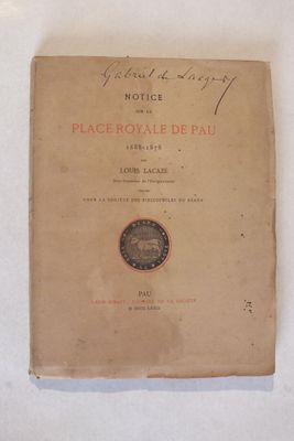 un livre posé sur une table, avec la photo d'un homme sur la couverture