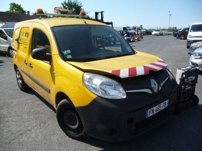 une camionnette jaune ornée d'une bande rouge et blanche