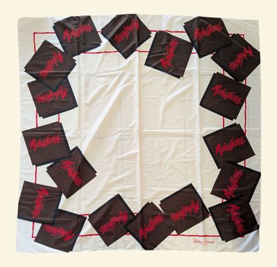 une photo d'une nappe blanche sur laquelle figurent des inscriptions rouges