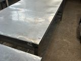 plusieurs tables et bancs dans une pièce dont la porte est bleue