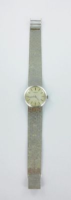 une image d'une montre-bracelet sur une surface blanche avec un fond blanc