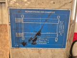 une pancarte bleue apposée sur le mur d'un immeuble sur laquelle on peut lire « réductions de charges »