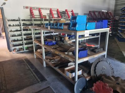 de nombreux outils sur les étagères du garage