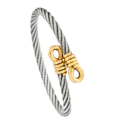 un bracelet en câble argenté et doré orné d'un nœud